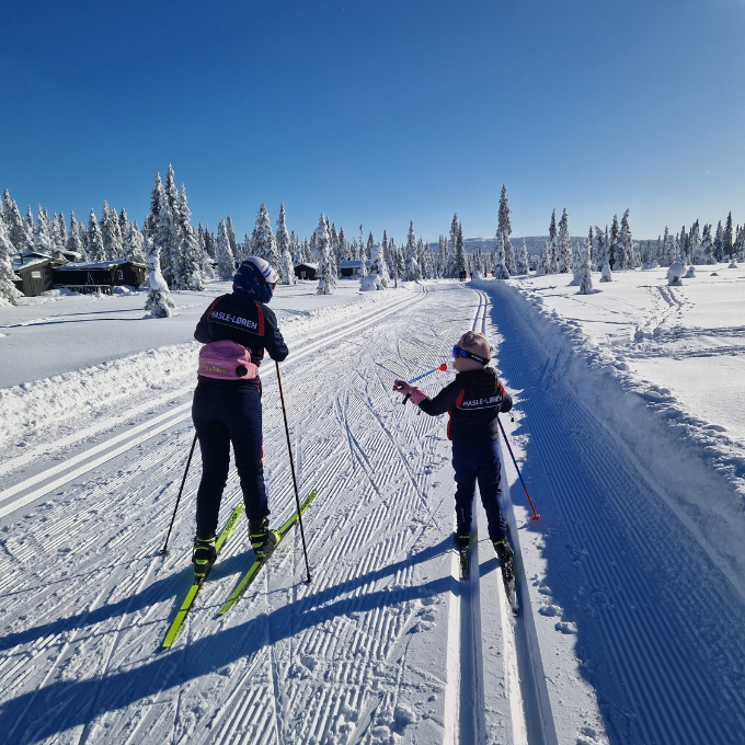 På tur med barna_680x680.png