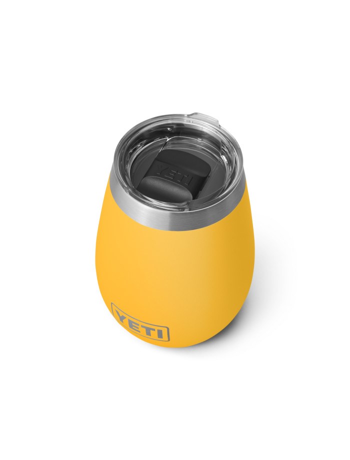 https://braa.icdn.no/media/produktbilder/yeti/ss22/flasker/kopper/rambler-10-oz-wine-tumbler-alpine-yellow-sku-0303-apy-2.jpg?w=1920